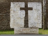 Podolinec kláštor: Pamätník väzneným rehoľníkom na nádvorí kláštora