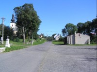 Svatoňovice: Pohled na část obce, v pozadí kostel, vpravo autobusová zastávka