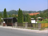 Životice: Autobusová zastávka, v pozadí areál místní mateřské školy