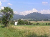 Kozlovice: Pohled na horní konec obce s Ondřejníkem v pozadí