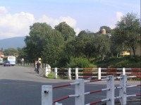 Křižovatka: Křižovatka směrem Frenštát pod Radhoštěm-Kunčice pod Ondřejníkem, v pozadí  místní moderní kostel