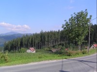 Pohled: Pohled od rozcestníku, vpravo cesta na Bílý kříž, v pozadí Lysá hora