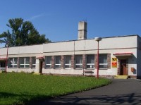 Škola: Budova mateřské školy s poštou.