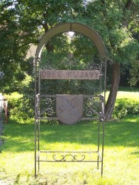 Kovaná branka: Kovaná ozdobná branka před místním kostelem