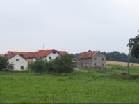 Selská stavení: Usedlosti kravařského typu ve východní části obce.