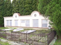 Hrobka: Hrobka Sedlnických z Choltic na místním hřbitově.