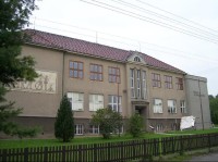 Škola: Místní základní škola T. G. Masaryka, momentálně v rekonstrukci.