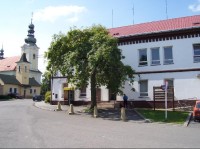 Náměstí: Pohled na náměstíčko v Petřvaldě, vpravo Dům služeb