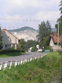 Ženklava: Pohled na vesnici se Sedlnicí, v pozadí těžený kopec Kotouč 