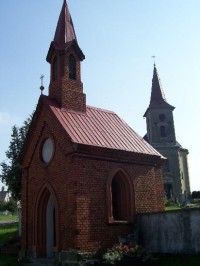 Kaple: Pohled na kapli před kostelem