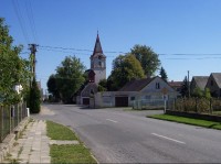 Hlavnice: Pohled na část obce, v pozadí kostel