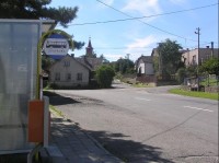 Mikolajice: Pohled na obec, v popředí autobusová zastávka