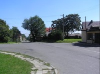 Moravice: Pohled na část obce, autobusová zastávka