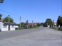 Náves: Pohled na náves v obci, vlevo a v pozadí autobusová zastávka