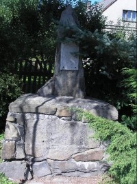 Památník: Pohled na památník v obci