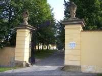 Zámek: Vstupní brána do areálu zámku - nyní Ústav sociální péče