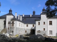 Zámek: Původně renesanční zámek, přestaven barokně, dnes v rekonstrukci, pohled ze zadu