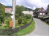 Železná: Pohled na vesnici, v popředí rozcestník