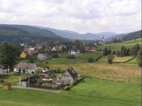 Karlovice: Pohled na vesnici, ze směru na Milíč