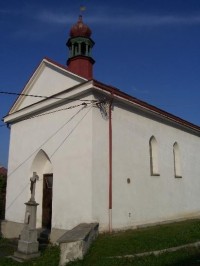 Kaple: Pohled na kapli v obci