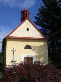Kaple: Detailní pohled na kapli v obci
