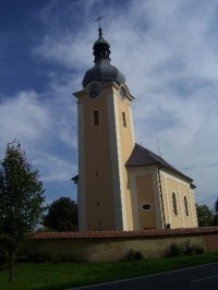 Kostel: Pohled na kostel v obci