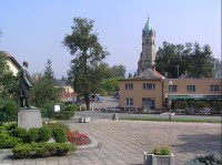 Hodslavice: Pohled na náves, vlevo socha rodáka F. Palackého, vpravo restaurace, v pozadí evangelický kostel