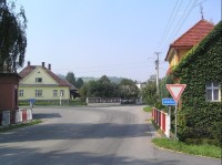 Křižovatka: Pohled na hlavní křižovatku v obci ze směru od Mořkova, vlevo Valašské Meziříčí, vpravo Nový Jičín