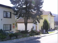 Kružberk: Pohled na část obce, budova pošty, v pozadí restaurace