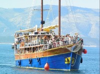 Bol - ostrov Brač: Loď z peniny