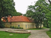 Letohrádek Kinských - Švýcárna: Trojkřídlá klasicistní přízemní budova z roku 1829 zvaná Švýcárna
