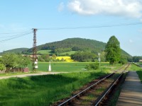 vlaková zastávka - rozcestí na sloupu v levé části fotky