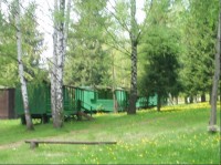  chatky v kempu u přehrady Baška