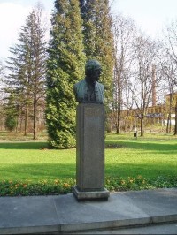busta B.Smetany v sadech