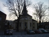 pohled na kostel z náměstí