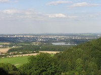 Chlebovice-pohled ze sjezdovky: Vpředu před přehradou Olešná je les Rovná, vlevo od lesa Zelinkovice, za přehradou Frýdek-Místek