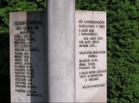 Chlebovice-památník padlých, detail: Památník se nachází v centru obce mezu farou a základní školou