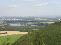 Pohled z rozhledny na přehradu Olešná: V pozadí Frýdek-Místek