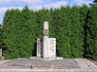 Chlebovice-památník padlých: Památník se nachází v centru obce mezu farou a základní školou
