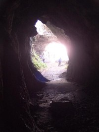 pohled z jeskyně ke vchodu