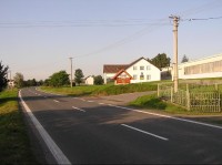 Fryčovice: Fryčovice-jih, hlavní silnice od Rychaltic na Brušperk, vpravo odbočka k rybníku