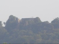 Fryčovice-pohled na zříceninu hradu Hukvaldy: Fryčovice-jih, pohled z hlavní silnice na zříceninu hradu Hukvaldy, (zoom)