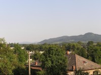Fryčovice-pohled od kostela na Kabátici: Fryčovice-sever, pohled od kostela na Hůrky-Kabátici, vlevo v pozadí Beskydy
