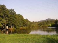Fryčovice-rybník: Fryčovice-jih, pohled na severní břeh rybníka, v pozadí Kabátice (Hůrky)