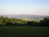 Výhled při sestupu z Petřkovické hory na Strážnici, v pozadí Hostašovice