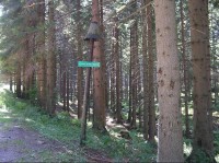 Označení Ruského hřbitova před Opavskou loveckou chatou (od Rejvízu)