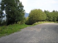 Od rozcestníku na Morávku střed (doleva lesem), po silnici doprava k rozcestníku nad přehradou