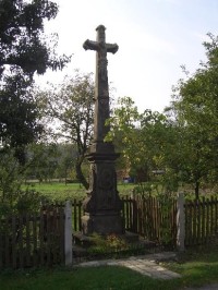 Kříž naproti kaple