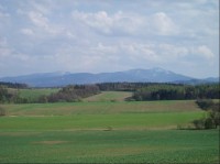 výhled od úpatí Okrouhlé na Beskydy - vlevo Trávný, vpravo Lysá hora