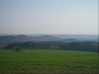 pohled na Štandl (uprostřed) od kapličky nad Chlebovicemi